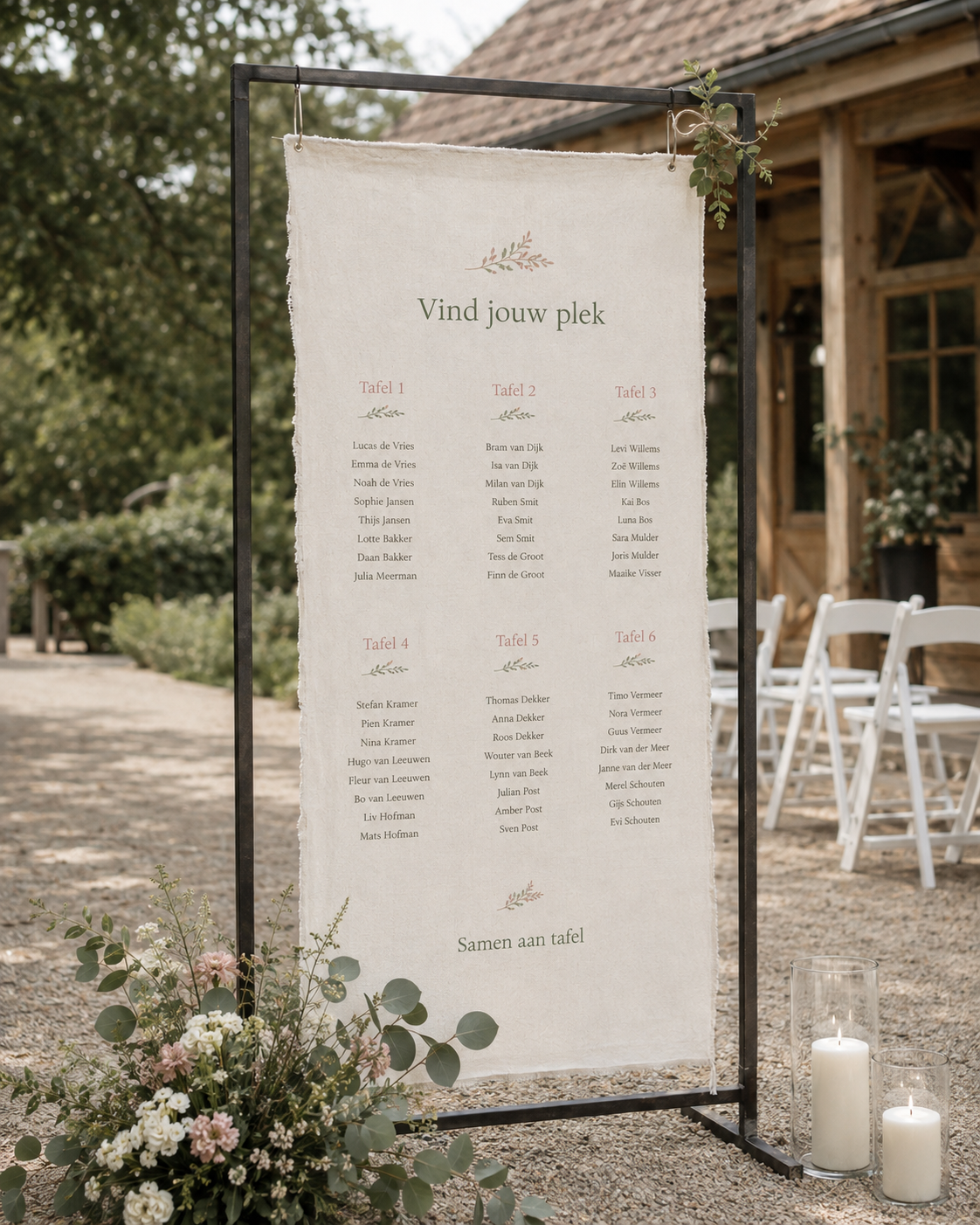 Tafelindeling op linnen doek met bloemen en kaarsen, gestyled door Kimpressed